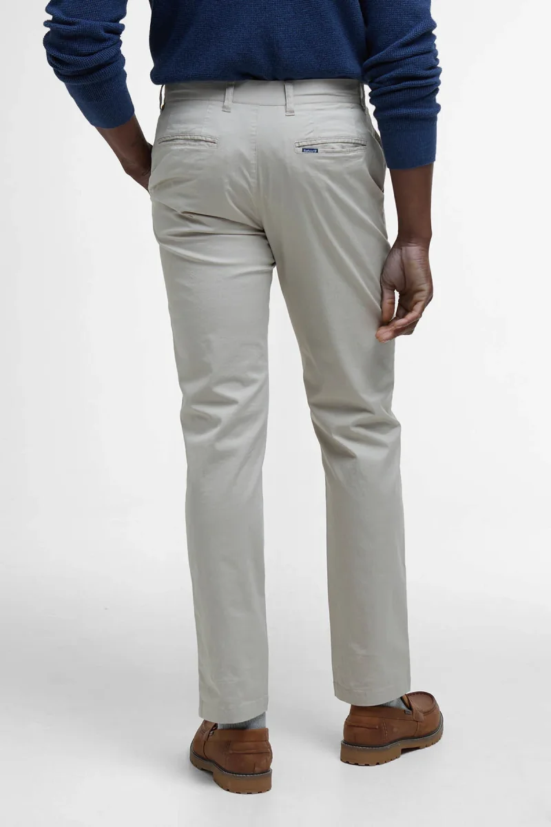 Pantaloni chino leggermente aderenti, leggeri ed elasticizzati - immagine 5